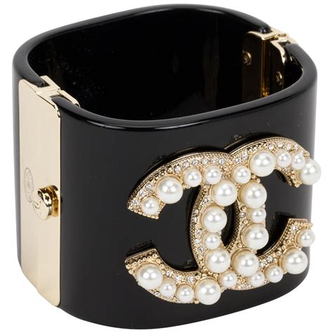 chanel pearl bracelet with logo.